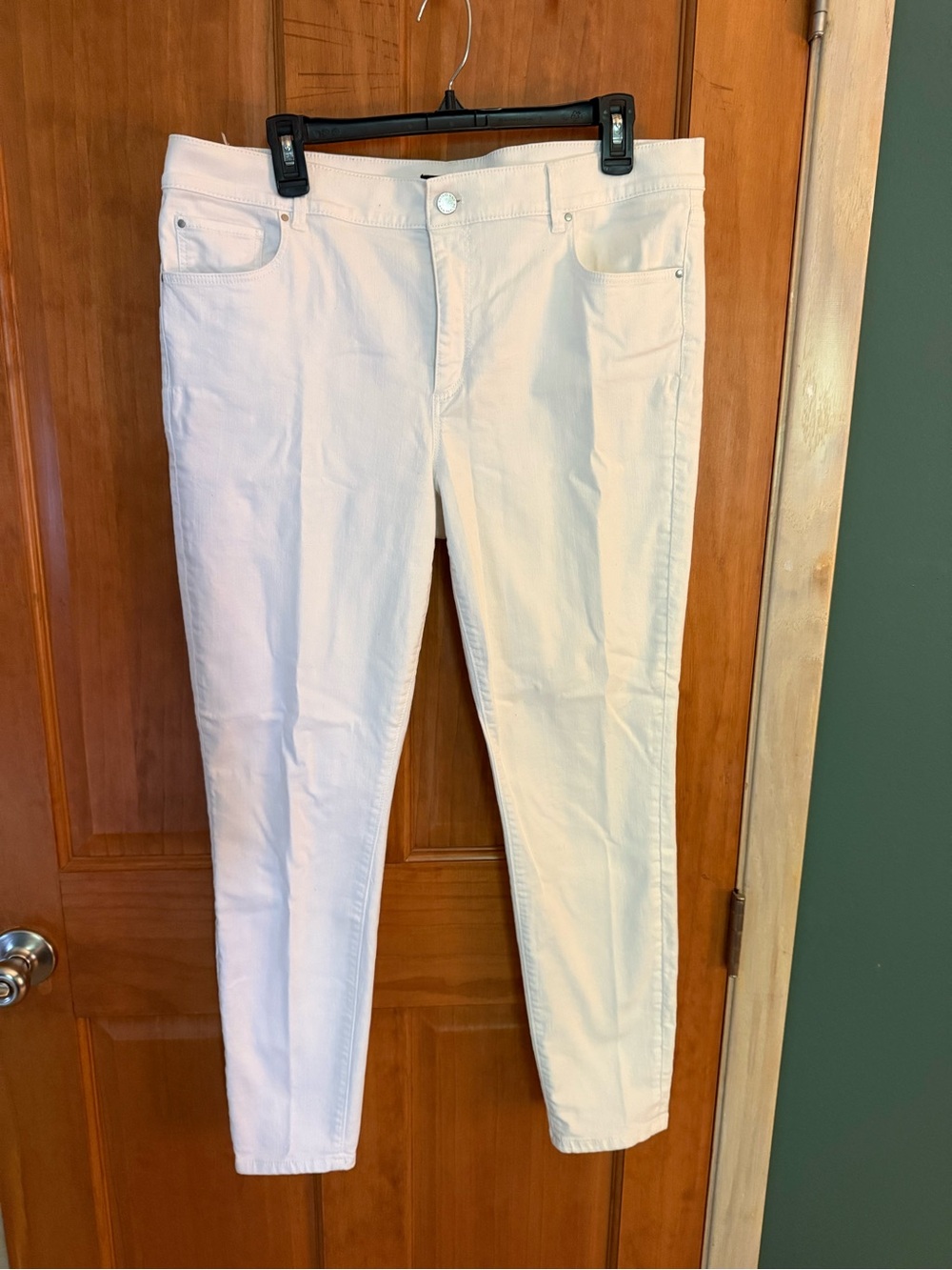 Ann Taylor Women’s White Stretch Skinny Jeans